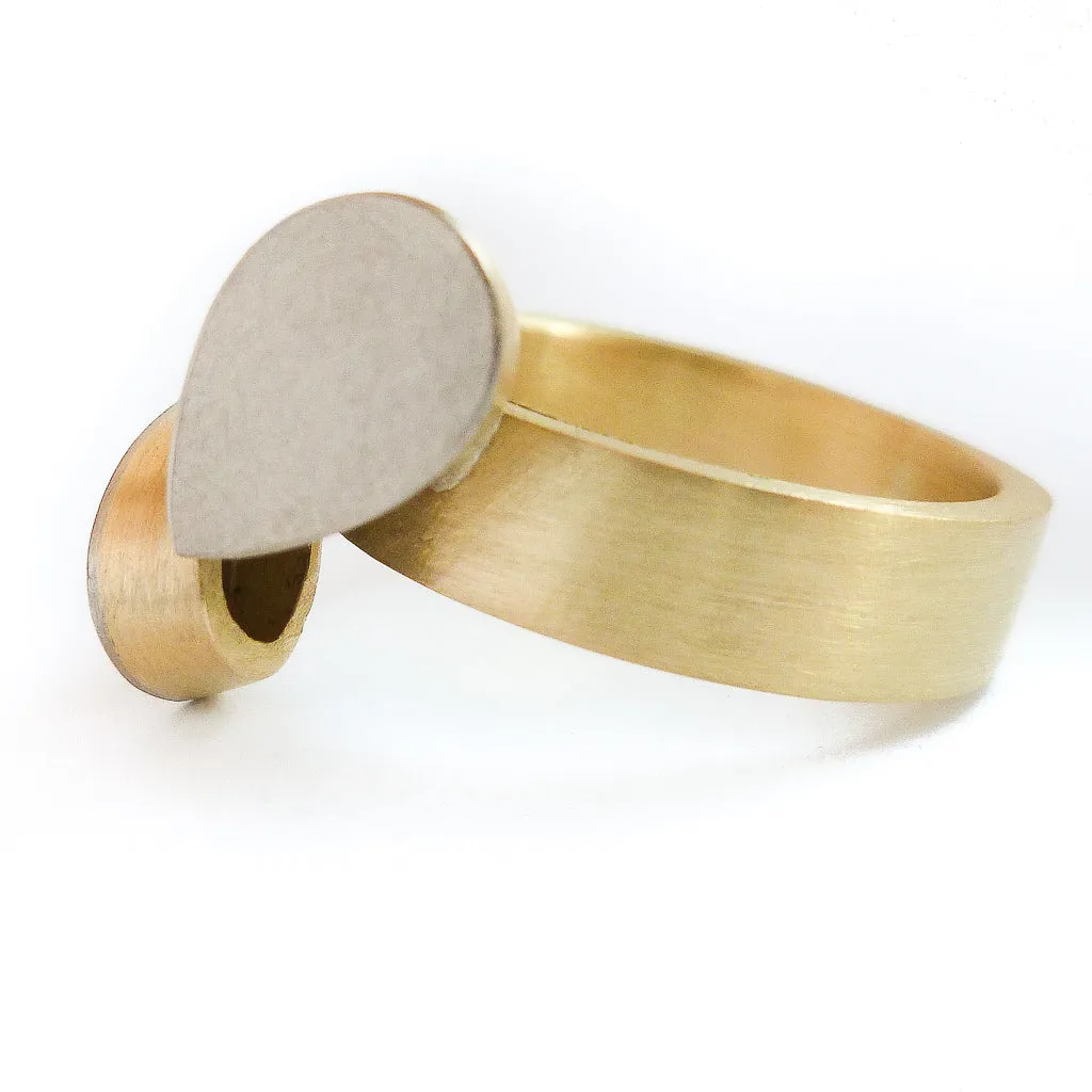 18ct contemporary yellow gold and diamond ring