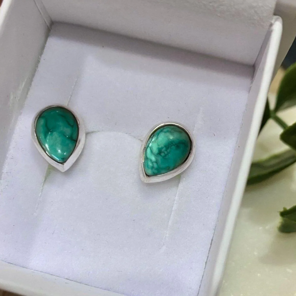 Laihas Classic Chic Raindrop -Turquoise Studs