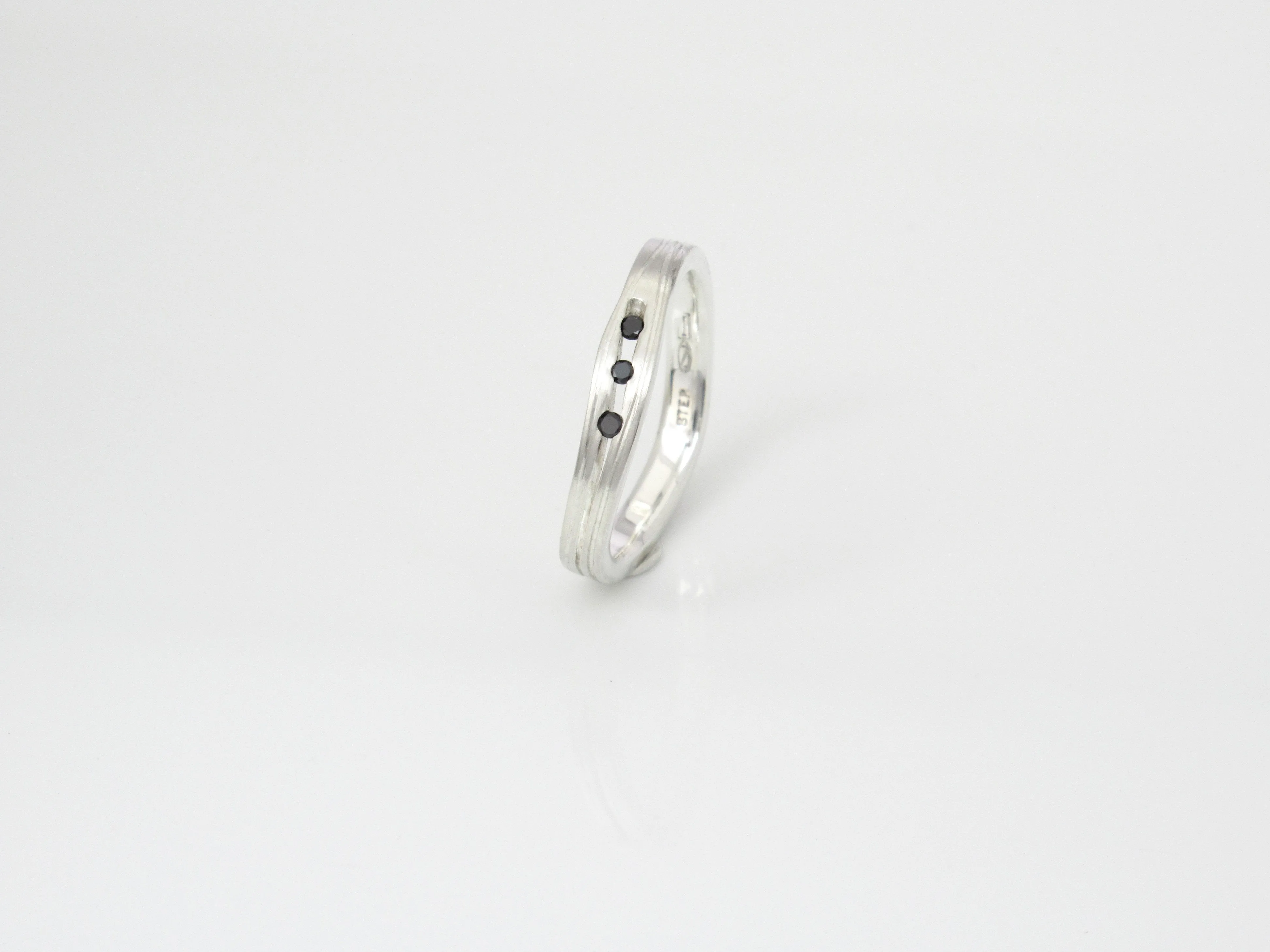 R i p p l e ring black diamonds