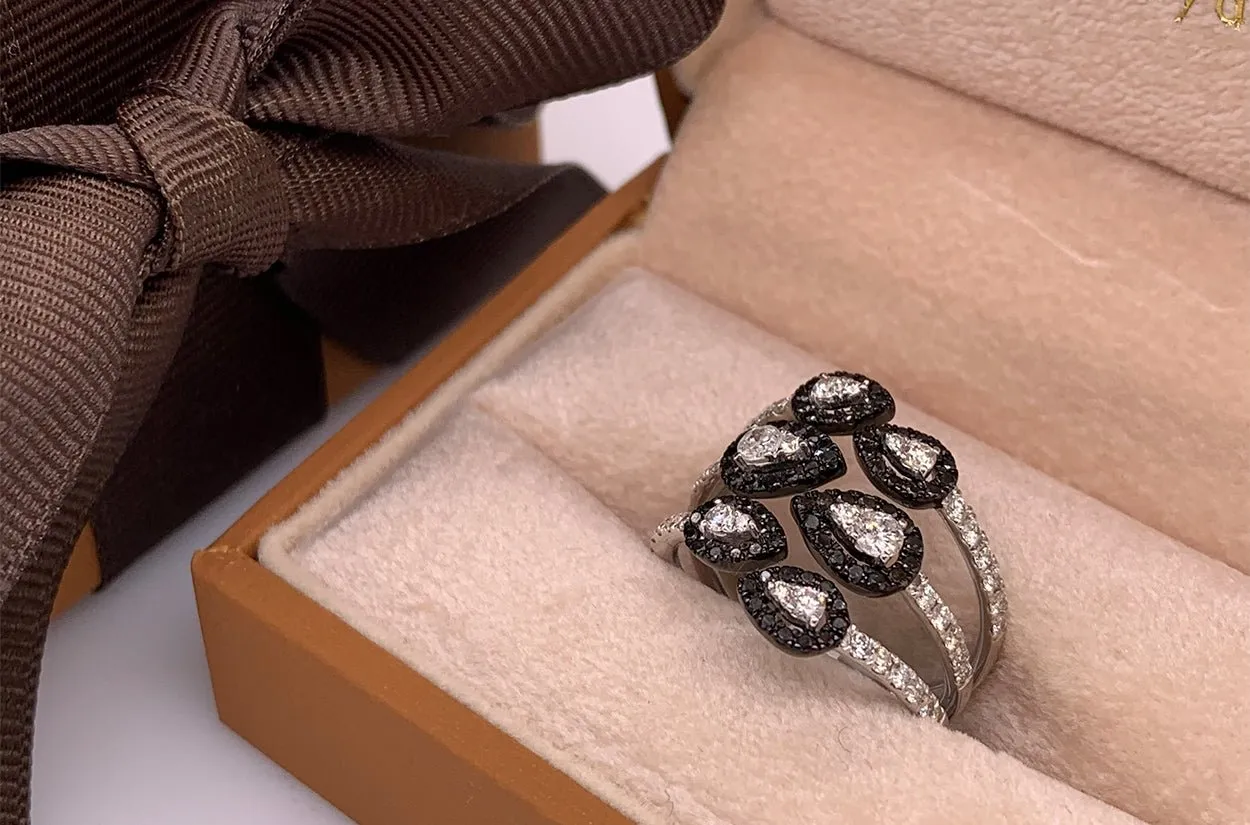 Ring 18kt Gold Nature Inspire Black & White Diamonds